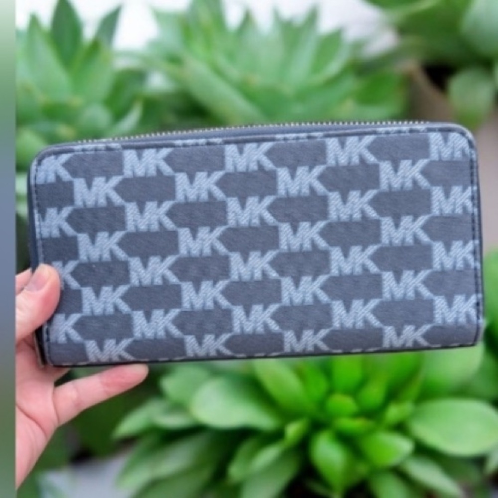 Michael Kors NWT COOPER Large Tech Zip Around Wallet Jacquard MK Navy Multi - Picture 8 of 11